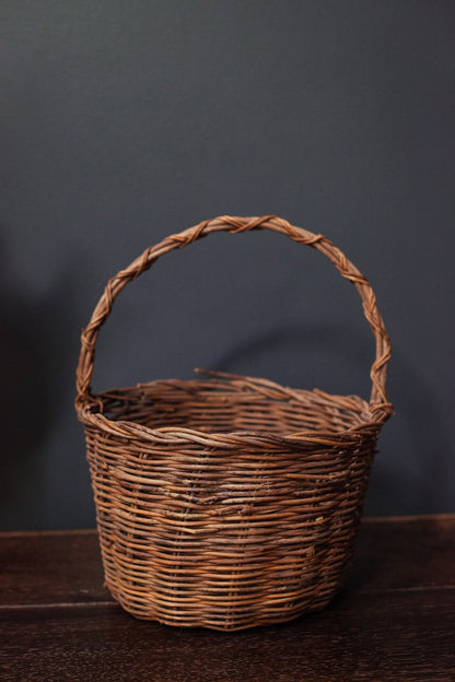 Vintage Round Flat Bottom Wicker/Rattan Basket with Handle - Rustic Farmhouse Style Gathering Basket