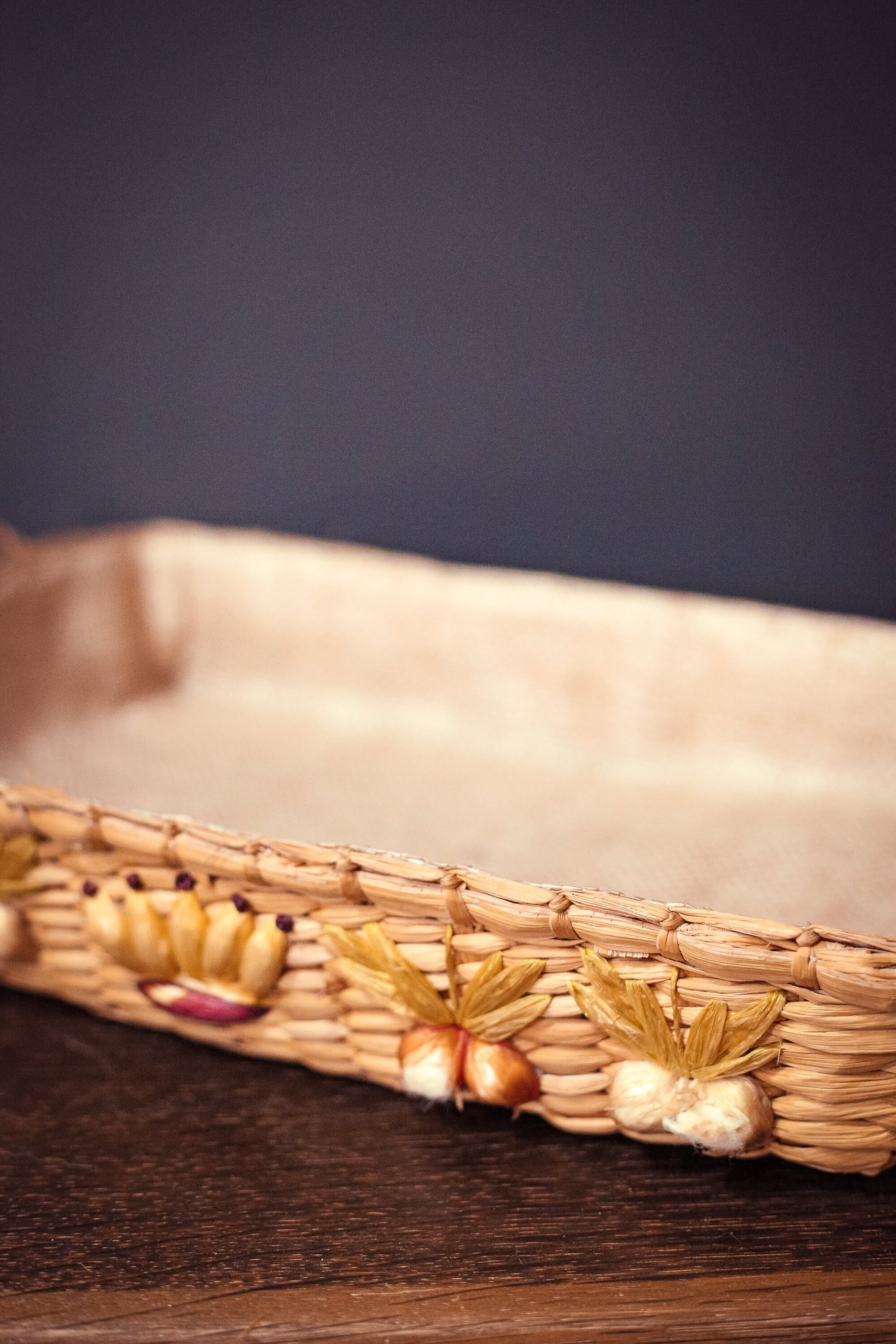 Low Rectangular Basket with Embroidered Onions Garlic - Vintage Straw Casserole Dish Holder with Raffia Embroidery